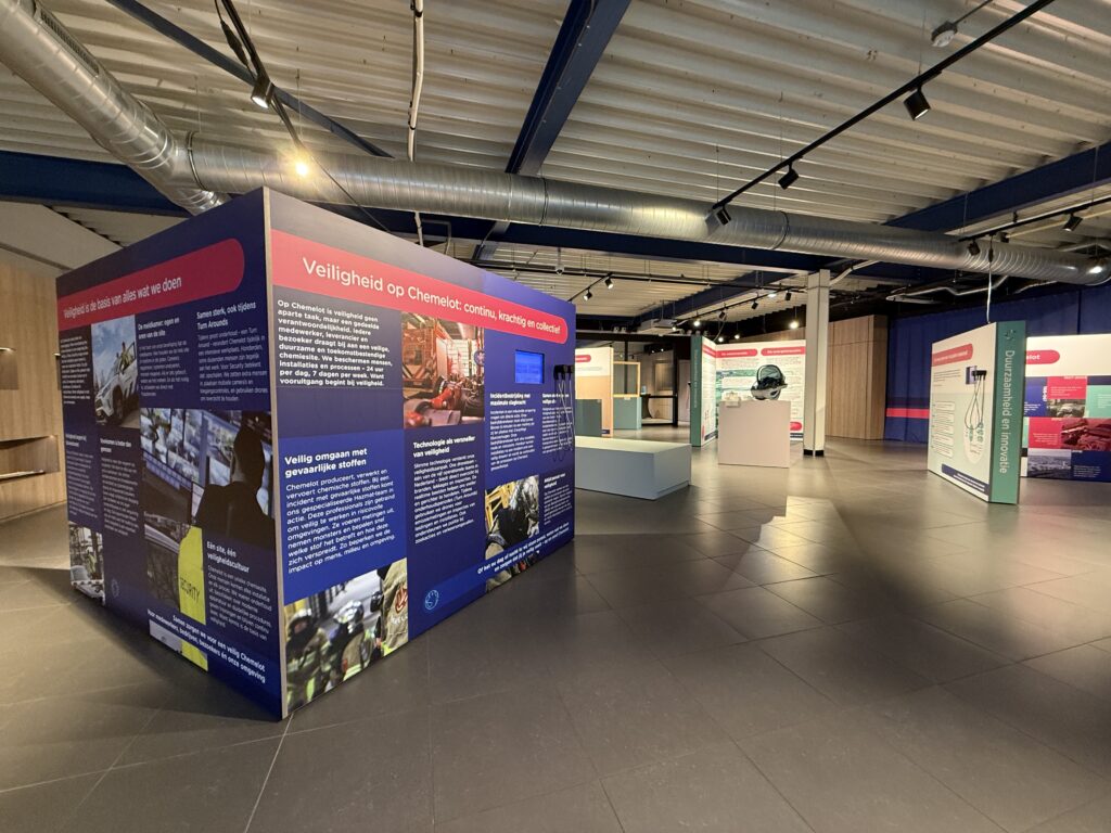 Expositie in het Chemelot Bezoekerscentrum met informatiepanelen, audiovisuele toepassingen en maatwerkinterieur.