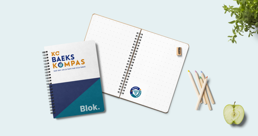 Notitieboeken met de eigen visuele identiteit van Baeks Kompas