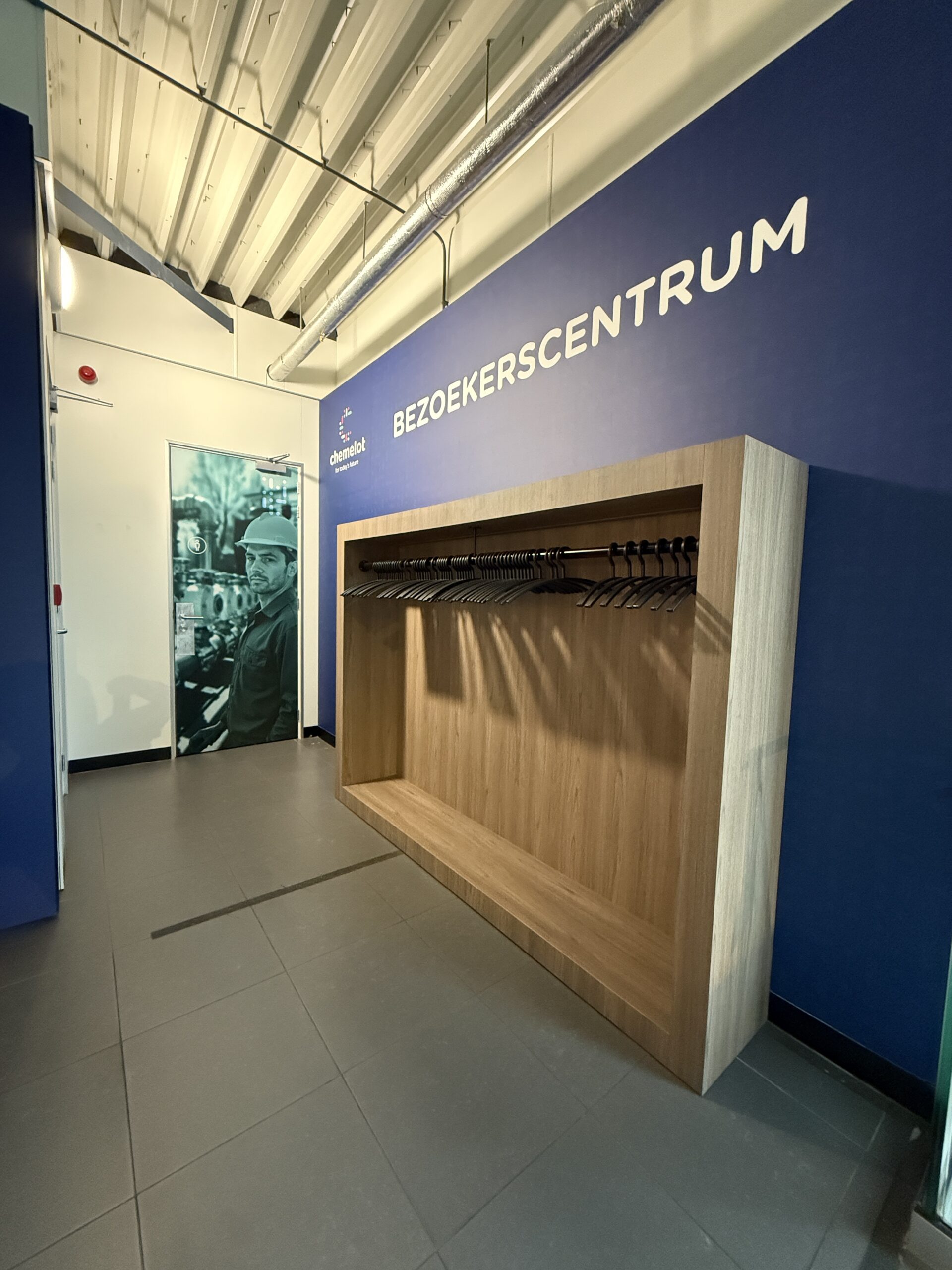 Entree en garderobe met Chemelot Visitors Centre-signing