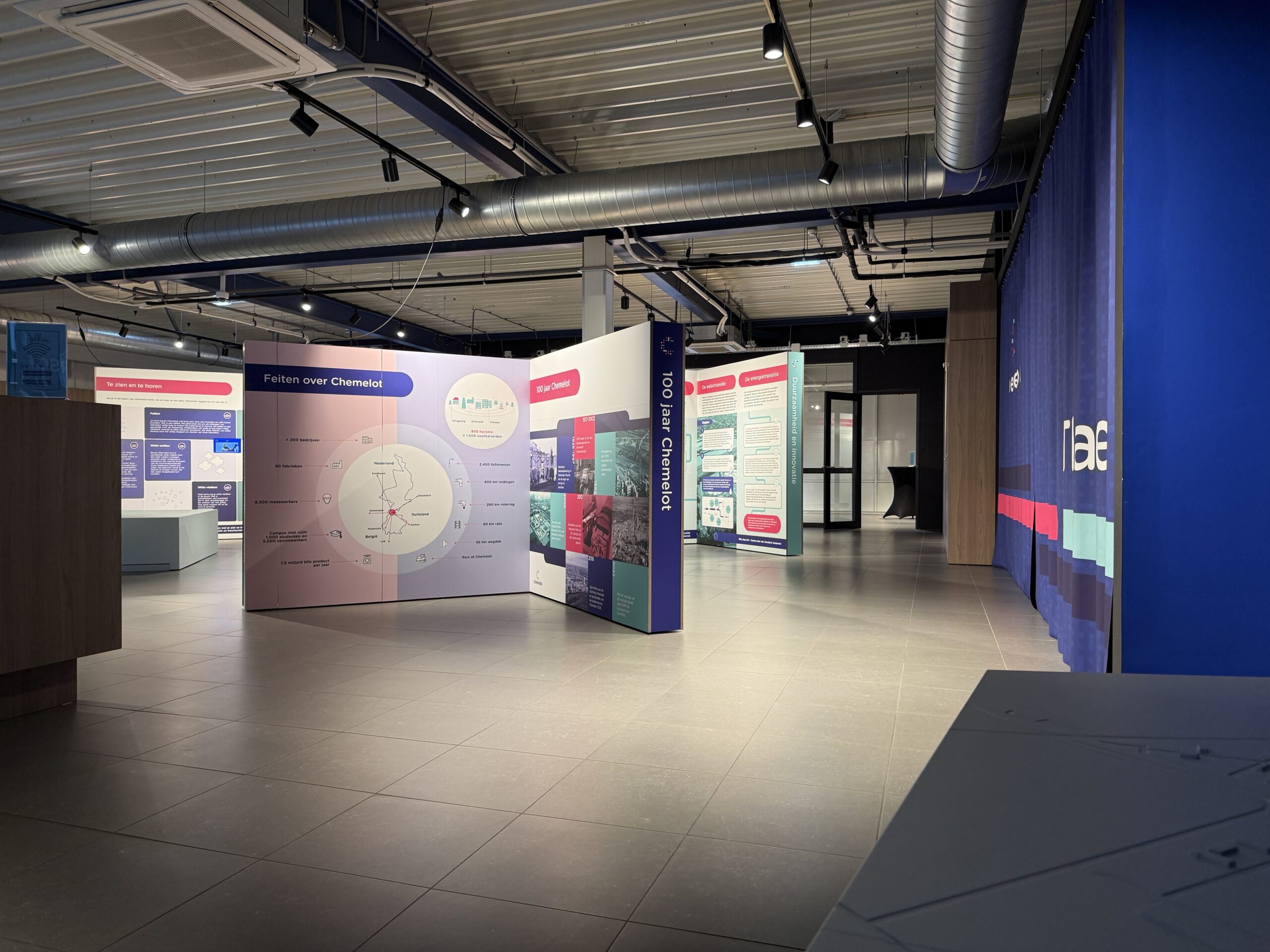Overzicht van de Chemelot-expositie met informatiepanelen en theatergedeelte