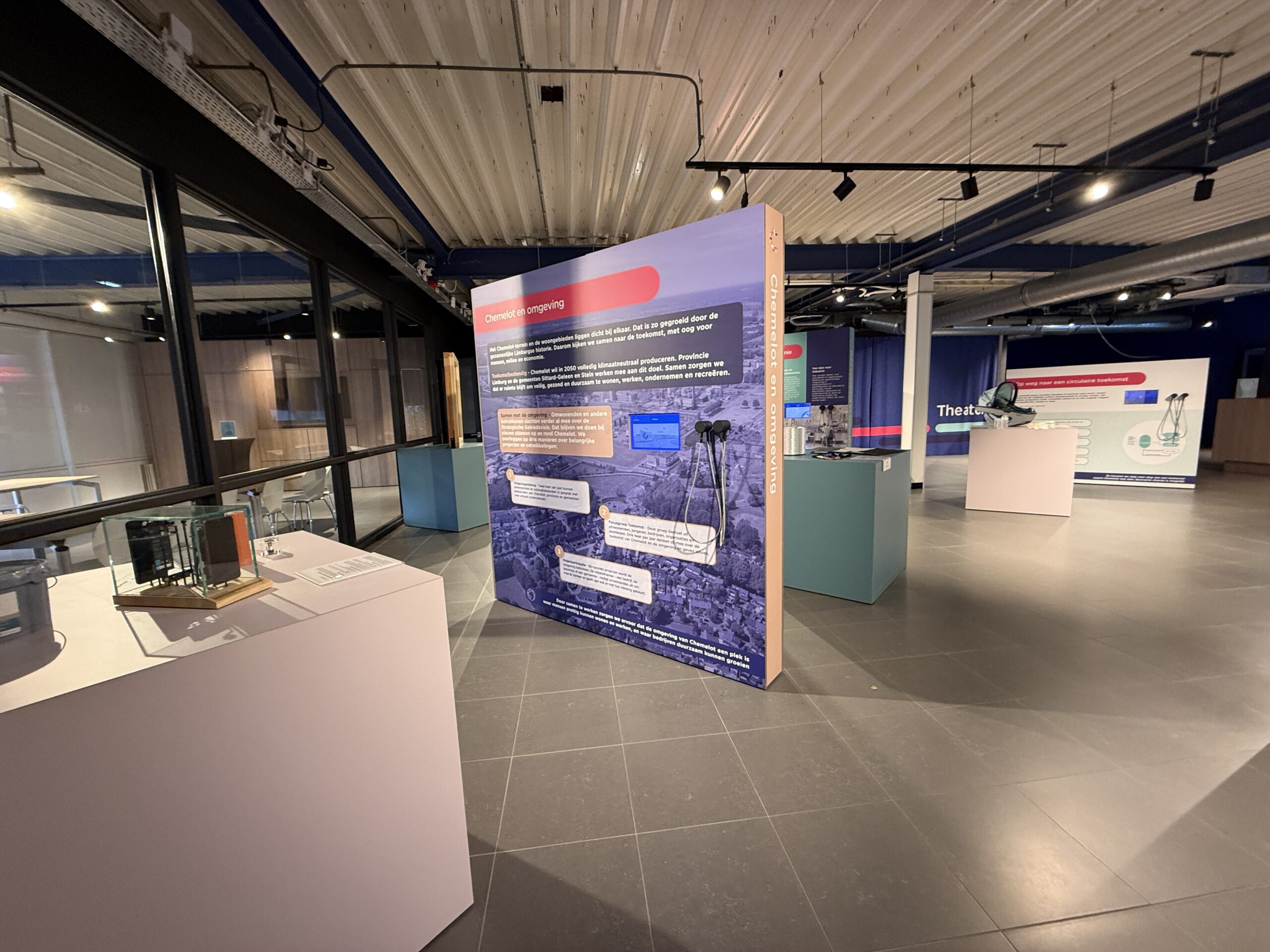 Informatiepaneel Chemelot en omgeving met scherm, luisterhoorns en objecten