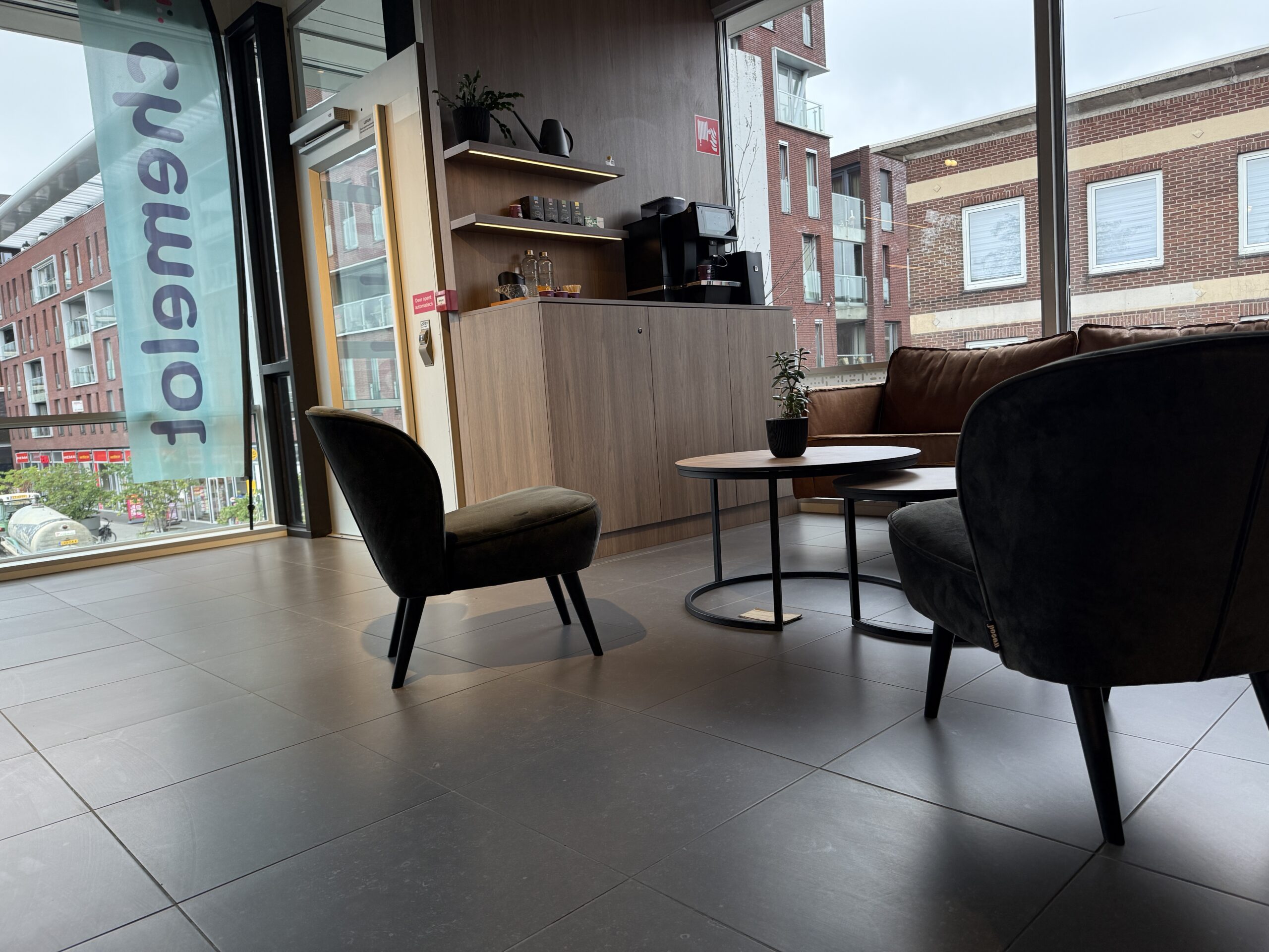 Lounge in het Chemelot Bezoekerscentrum met houten maatwerkmeubilair