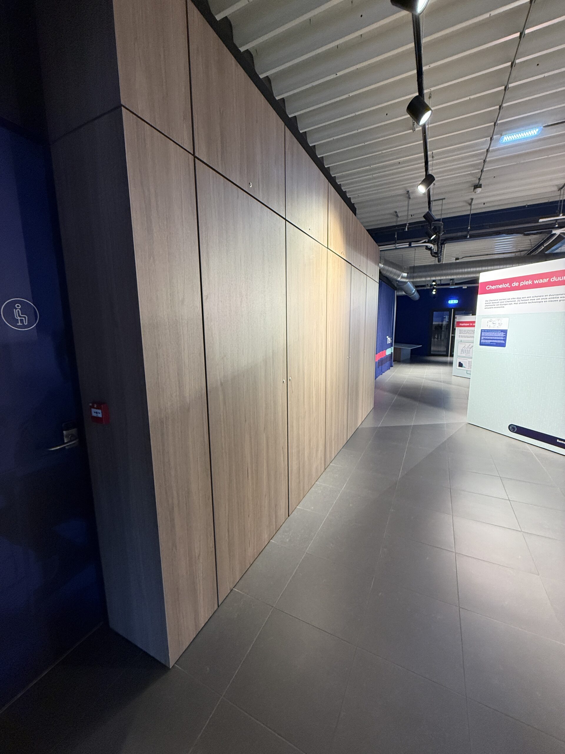 Houten maatwerkwand in het Chemelot Bezoekerscentrum