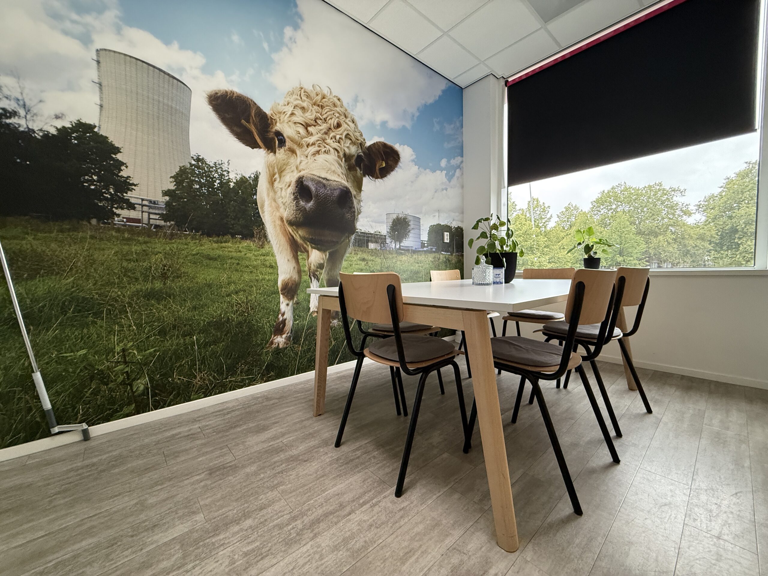 Ontmoetingsruimte met grote beeldwand en vergadertafel