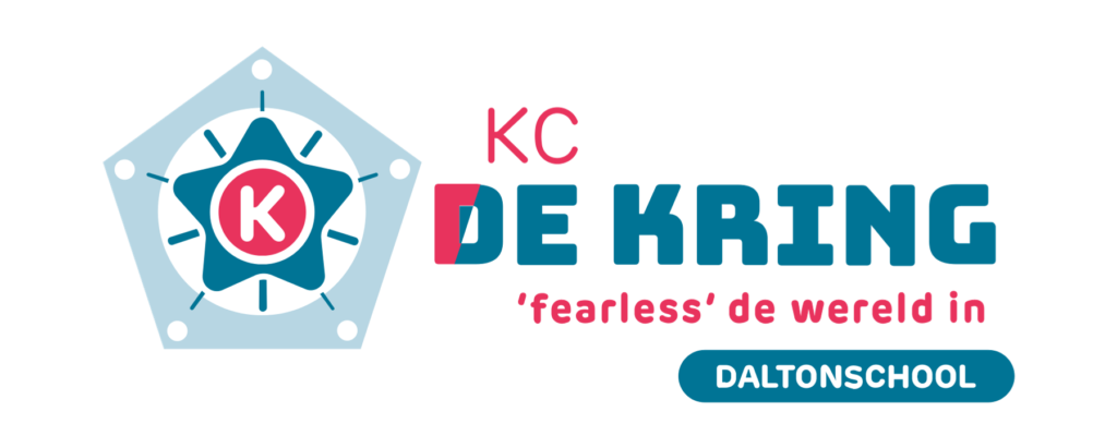 KC De Kring-woordmerk met huisvorm, ster en de tagline fearless de wereld in
