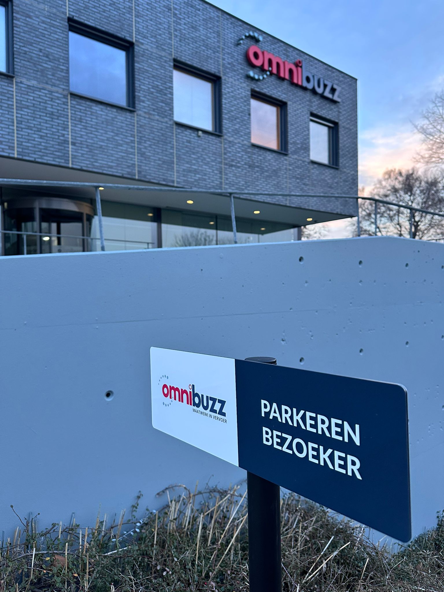 Omnibuzz-gevelletters en bezoekersbord