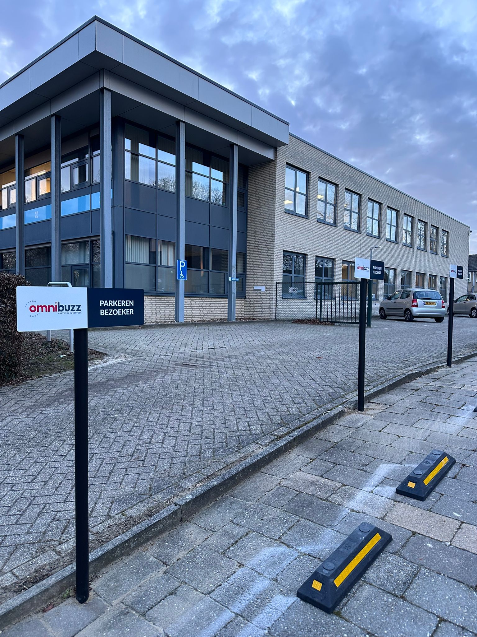 Omnibuzz-bewegwijzering op het parkeerterrein